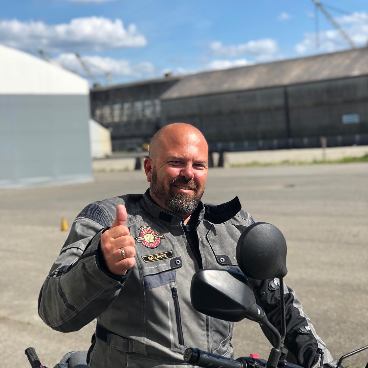 Mann på motorsykkel som gir tommel opp for motorsykkel-opplæring hos Onsøy Trafikkskole i Fredrikstad