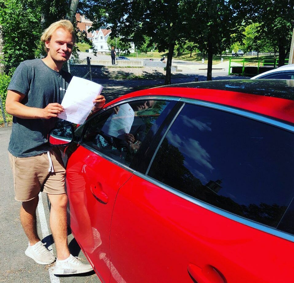 Mann som har tatt lappen på bil ved Onsøy Trafikkskole i Fredrikstad